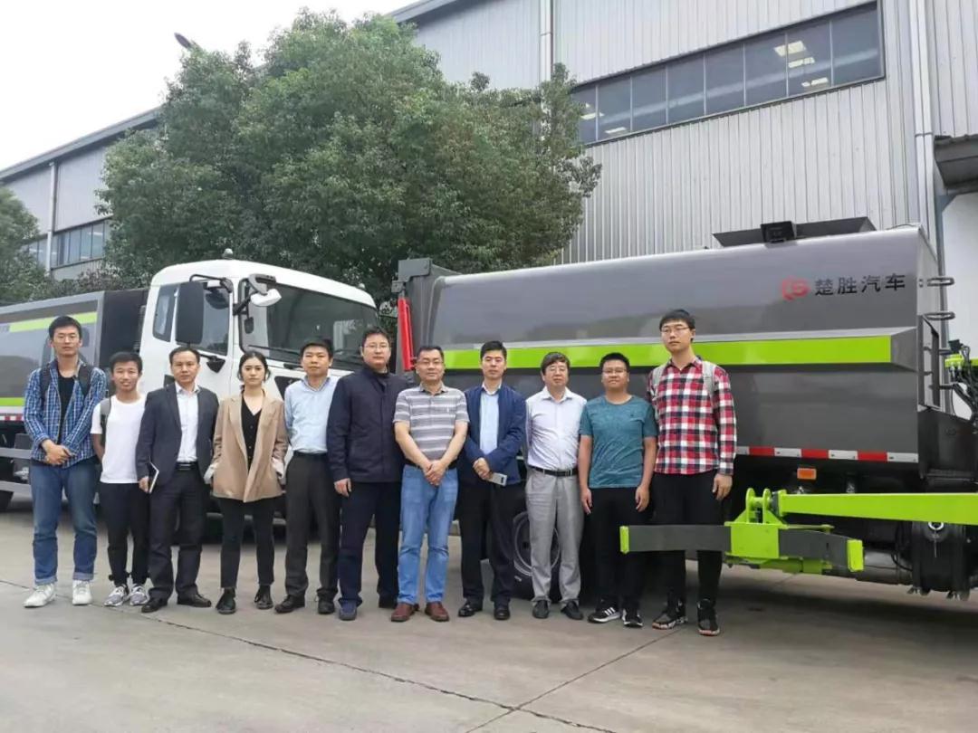 驚艷！“智能機(jī)械臂”自裝卸式垃圾車(chē)震撼問(wèn)世